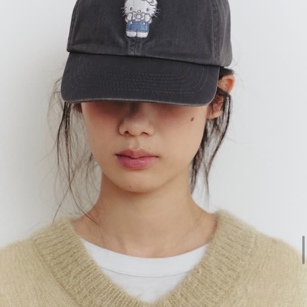 새상품) 파르벵 헬로 키티 워시드 엠브로이디드 볼캡 차콜