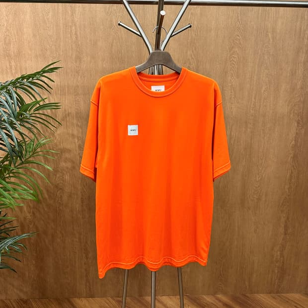 더블탭스 반팔 티셔츠 로고 패치 디테일 오버핏 오렌지