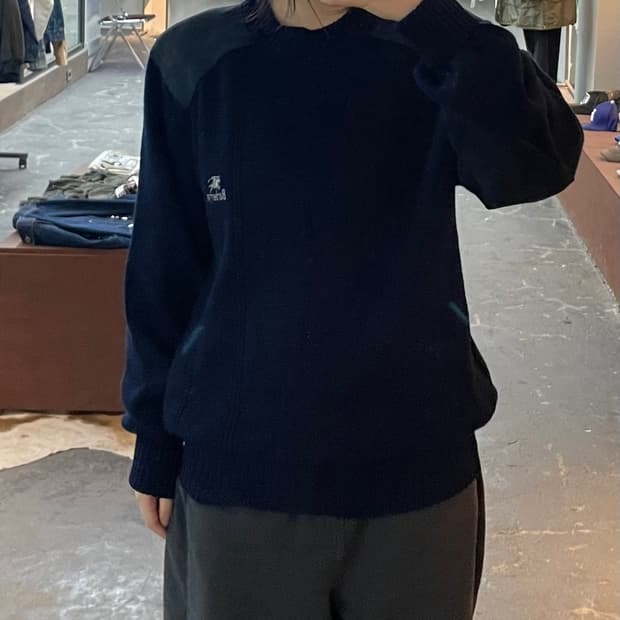 버버리 코만도 네이비 라운드 니트 H2134