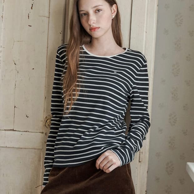 게스 여성 네크 배색 스트라이프 긴팔티셔츠_ 블랙