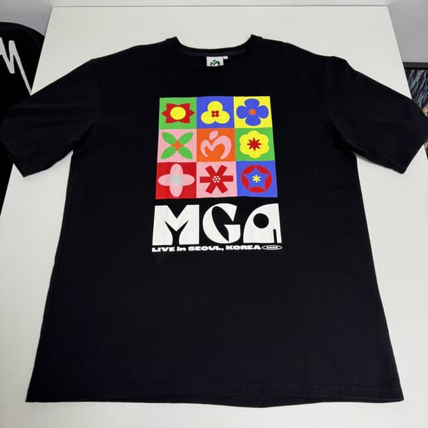 MGA 미세스그린애플 내한 서울 에디션 반팔티셔츠 블랙