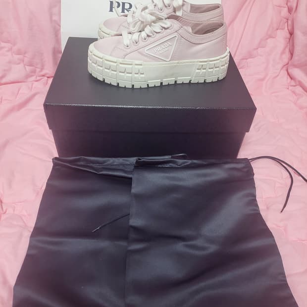 정품)급처1번신은상태최상!프라다 핑크 삼각로고 더블힐 개버딘스니커즈운동화