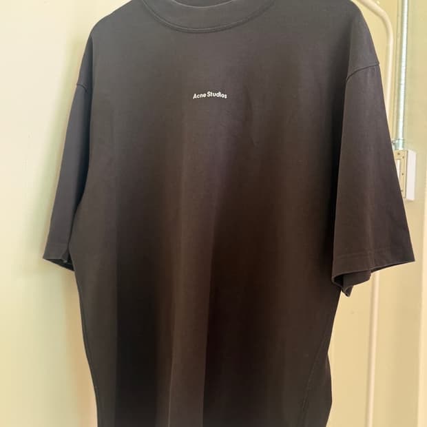 아크네 스튜디오(Acne Studios) 오버사이즈 로고 프린트 ts