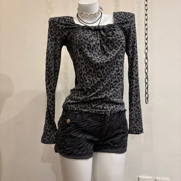 레오파드 패턴 꼬임 디테일 그레이 롱슬리브 갸루