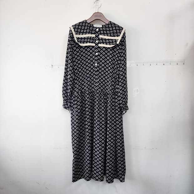세라 카라 블랙 패턴 롱 원피스