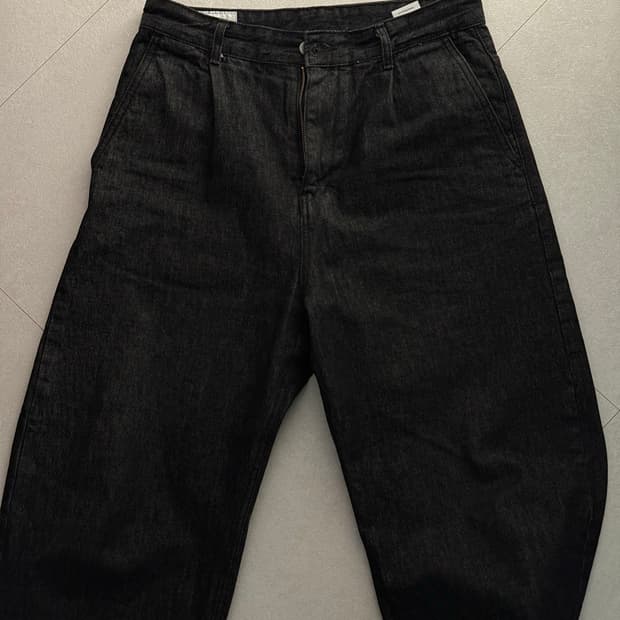 아트이프액츠 원턱 커브드 데님 블랙 (M)