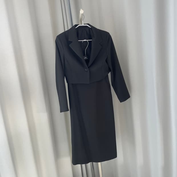 블랙 자켓 & 치마 세트