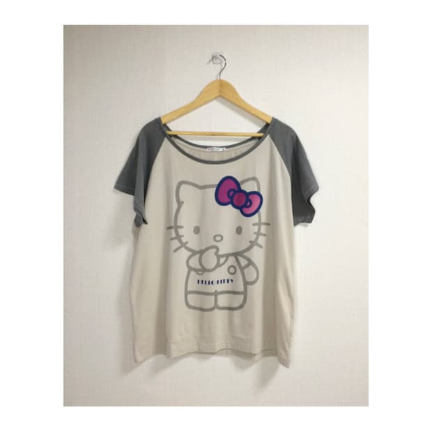 유니클로 x 헬로키티 빅 프린팅 차콜 베이지 반팔