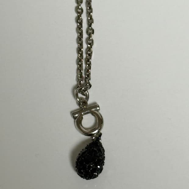 페라가모 간치니 블랙 드롭 목걸이