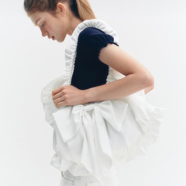 더티스 BIG RIBBON FLUFFY SATIN BAG 아이보리