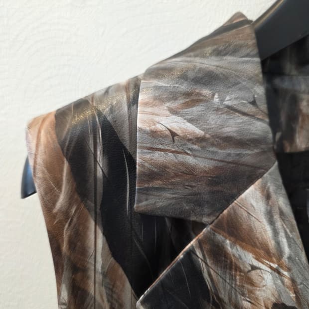 페더 패턴 명품스타일 슬리브리스롱 가죽 자켓베스트