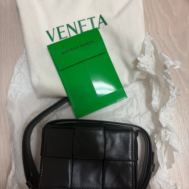 보테가베네타 미니 카세트백 블랙 레더