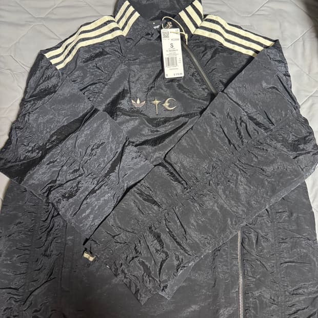 [새상품] 아디다스 x 떠그 클럽 우븐 트랙탑 블랙 실버 메탈릭 - US