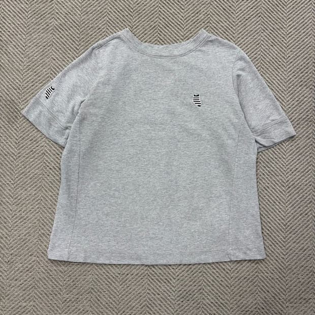 럭키슈에뜨 로고 자수 티셔츠 v2900