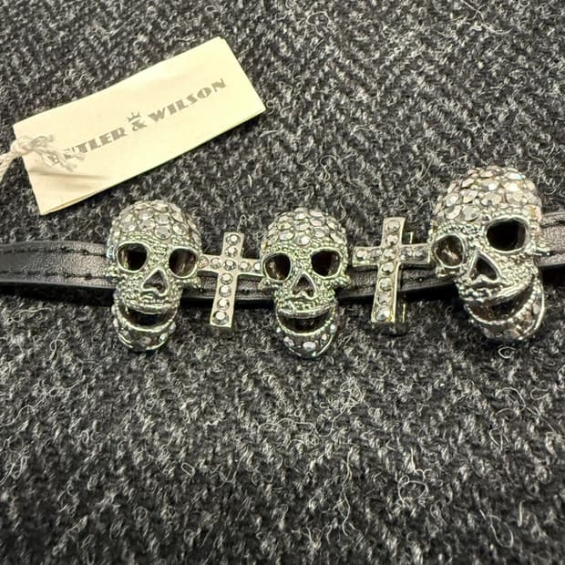 Butler&wilson 실버 스컬 팔찌