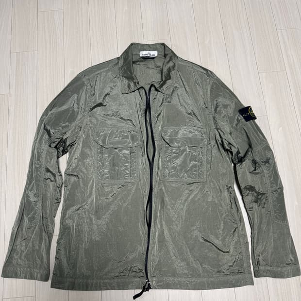 스톤아일랜드 나일론메탈 카키 xl사이즈 판매합니다.