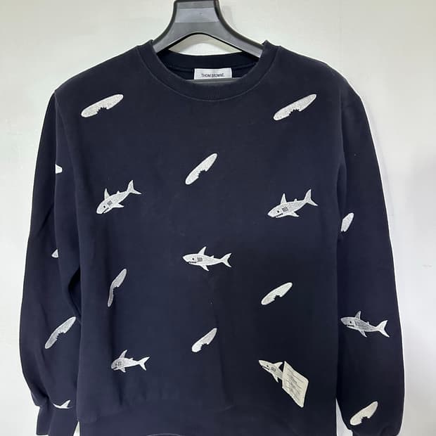 톰브라운 샤크 패턴 맨투맨 네이비