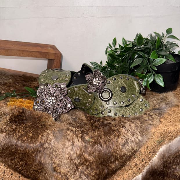 Khaki cubic flower stud punching belt