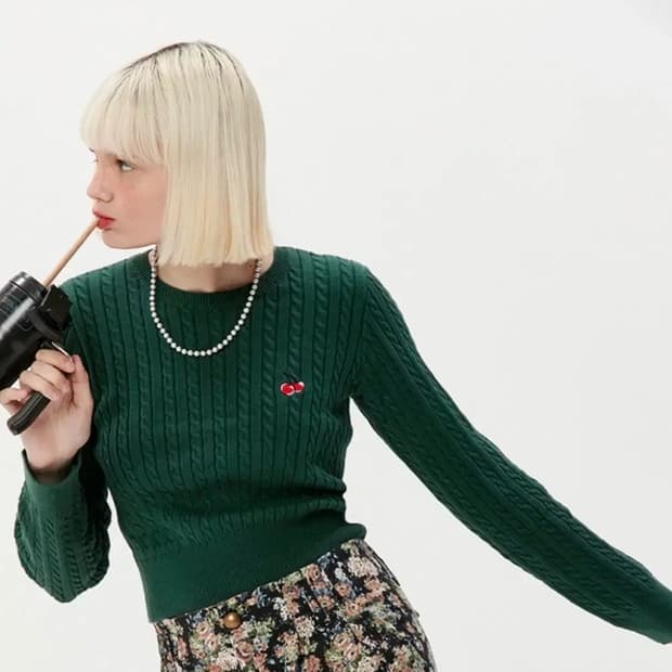 키르시(Kirsh) 스몰 체리 케이블 크롭 니트 [다크 그린]