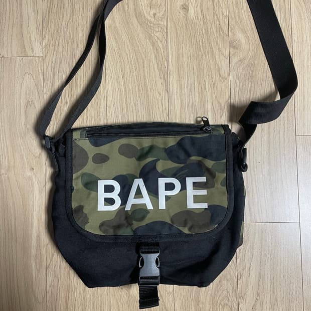 베이프 카모 크로스백
