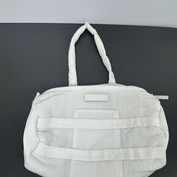 로우클래식 패디드 나일론 백 화이트