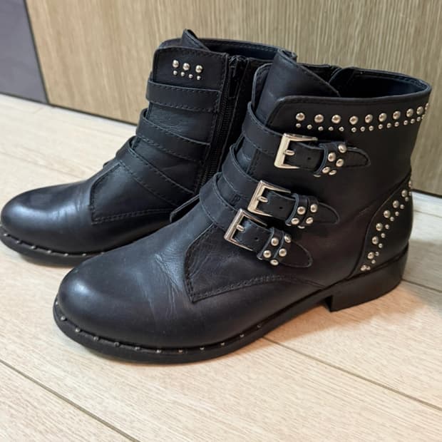 eq:iq 가죽 앵클부츠 225사이즈