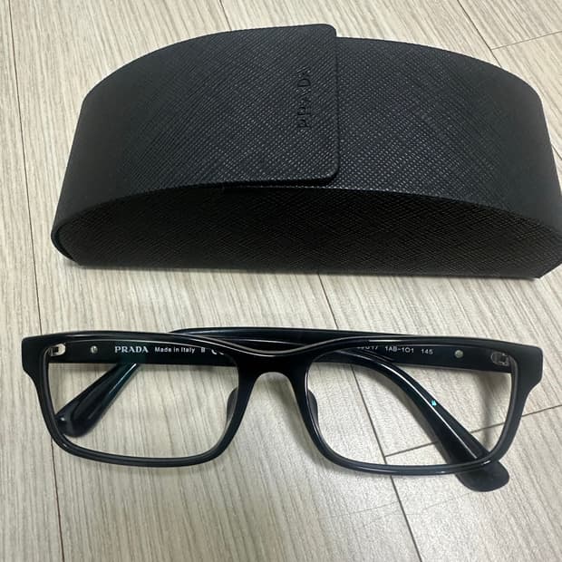 프라다 블랙 사각 뿔테 