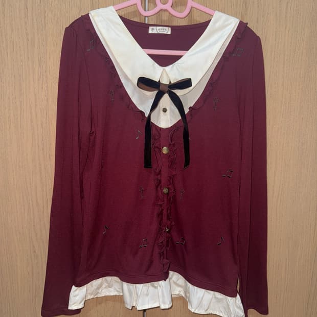 엑시즈팜 버건디 음표 로걀 블라우스