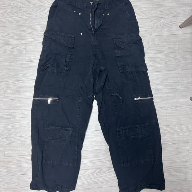 어나더유스 바지 팝니다.