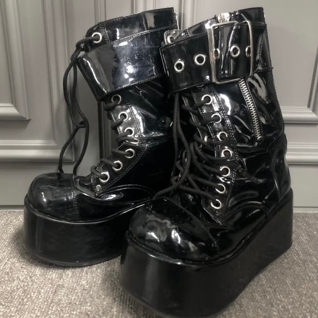 [245-250]데모니아 perol 150 버클 에나멜 통굽 부츠