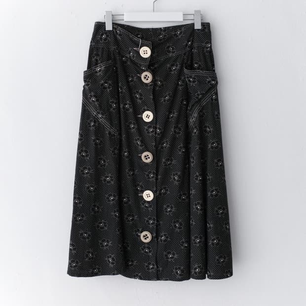 flower button skirt