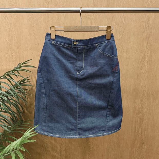 리바이스 엔지니어드진 데님 미디 스커트 백 플리츠 디테일 A라인 중청