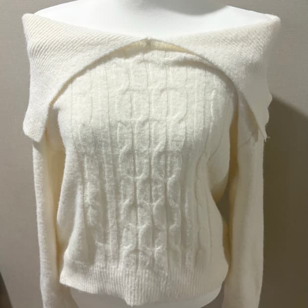 아이보리 오프숄더 니트