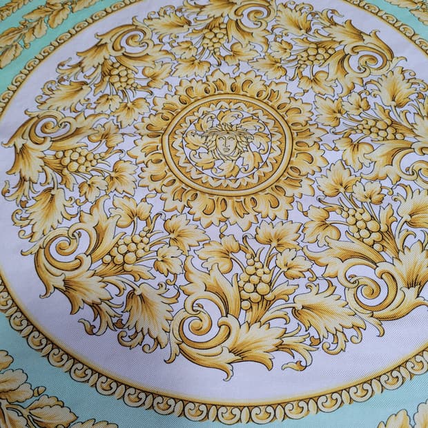 정품 베르사체 실크 스카프