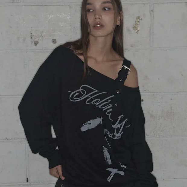 팬시클럽 원숄더 버클 스웻셔츠 블랙