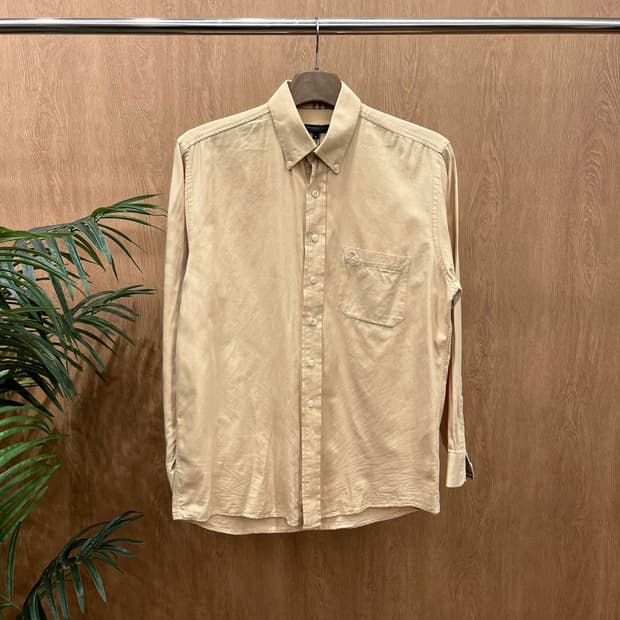 버버리 런던 코튼 셔츠 체스트 싱글 포켓 로고 자수 무지 디테일 베이지