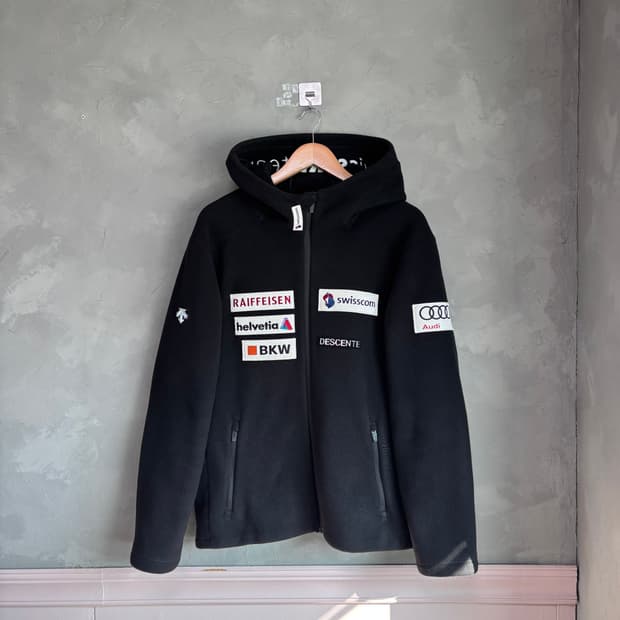 데상트 아우디 스위스 스키팀 플리스 블랙
