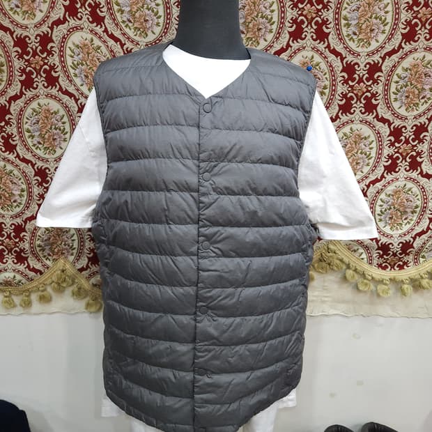 유니클로 그레이 오리털 경량 패딩조끼

