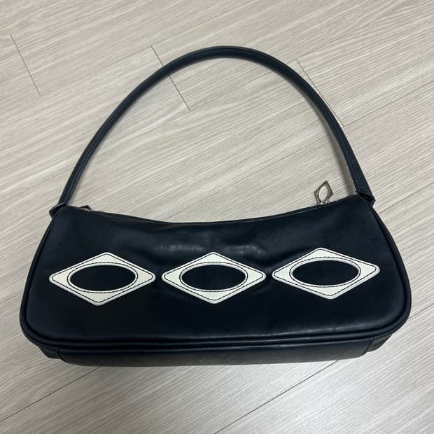 미스치프 롬버스 레더 숄더백 블랙