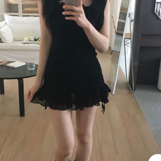 본프링 에이블리 지그재그 리본 프릴 스트링 셔링 미니 원피스 블랙