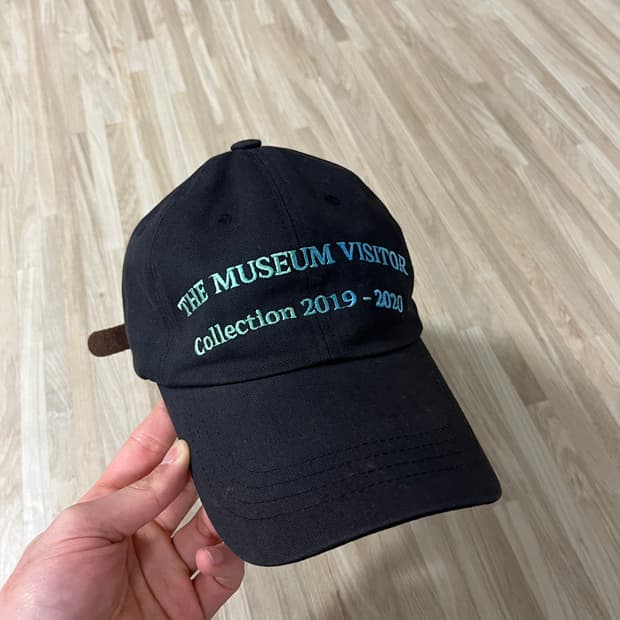 더뮤지엄비지터 2019-2020 캡 모자