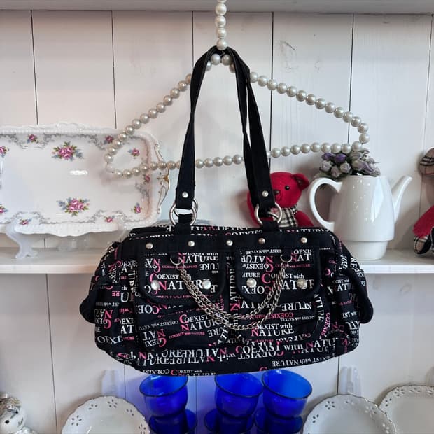 블랙 영문 프린팅 체인 숄더백