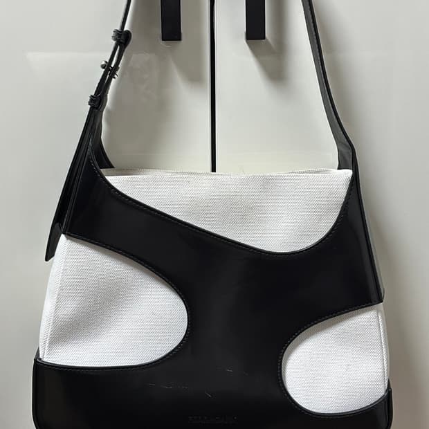 페라가모 컷아웃 디테일 숄더백