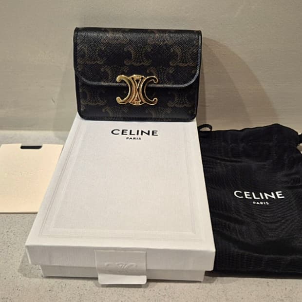 셀린느 정품 트리옹프 카드지갑 풀박스 판매합니다