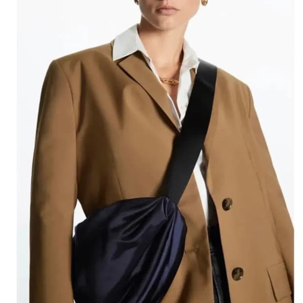 COS 나일론 크로스 바디백 