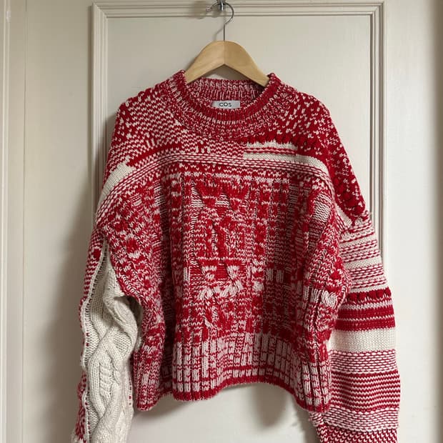 COS 코스 레드 화이트 케이블 니트 스웨터