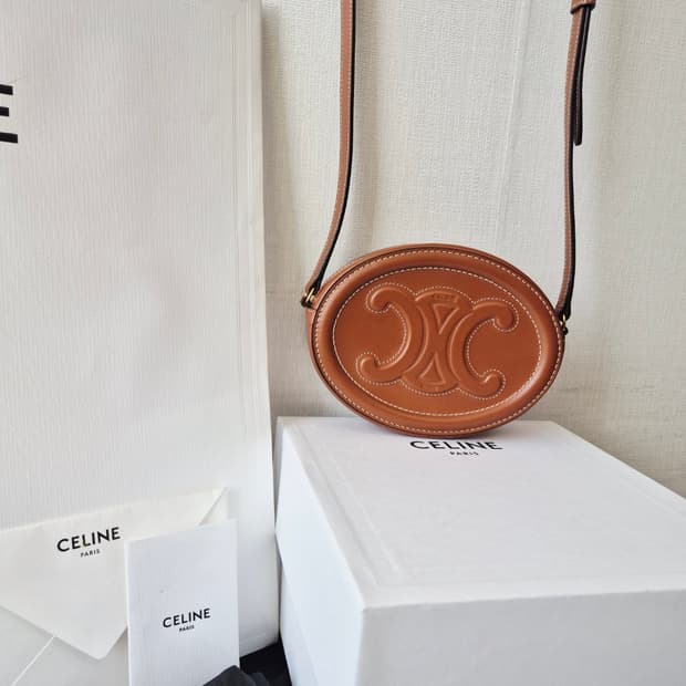 셀린느 트리오페 오벌펄스 크로스백 탄