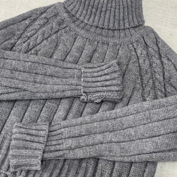 그레이 케이블 터틀넥 크롭 니트