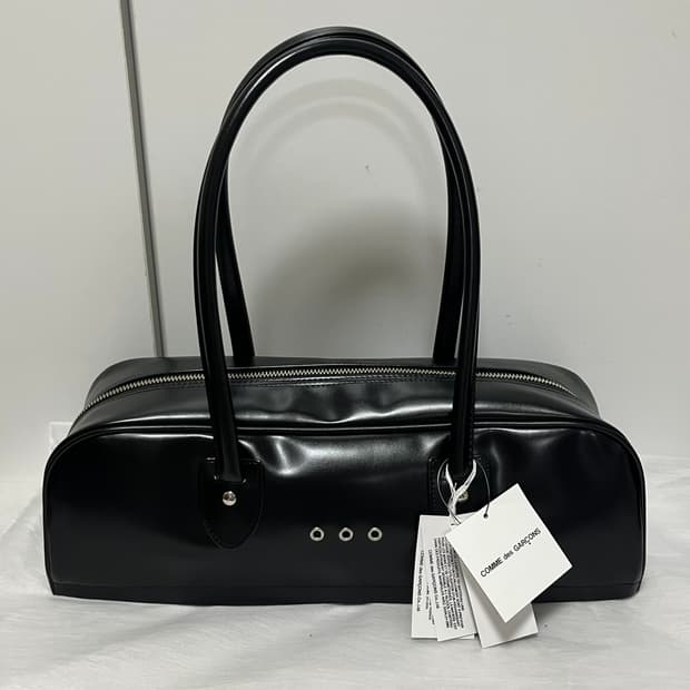 꼼데가르송 26ss 아일렛 롱 핸들백 미디움/블랙