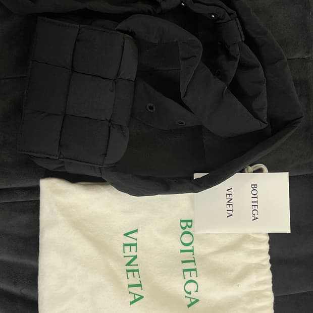 보테가베네타 패딩 테크 카세트백 미니 블랙